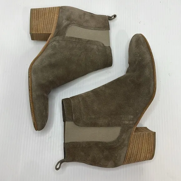 Vince Hallie Round Toe Suede Booties Sz 9 Grey Limestone Chelsea Boot Stack Heel