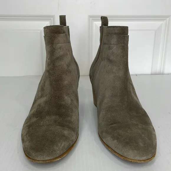 Vince Hallie Round Toe Suede Booties Sz 9 Grey Limestone Chelsea Boot Stack Heel