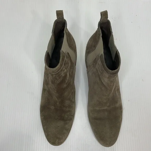 Vince Hallie Round Toe Suede Booties Sz 9 Grey Limestone Chelsea Boot Stack Heel