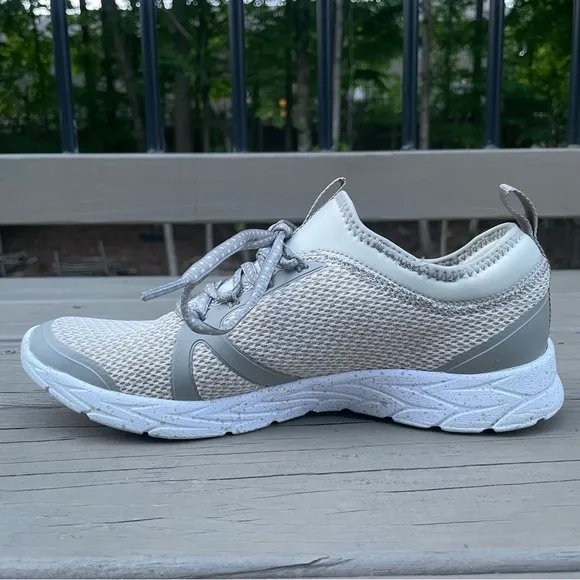 Vionic Alma Sock Sneakers in beige shoes size 9