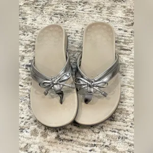 Vionic Bella Gray Patent Leather Flip Flop Comfort Sandals Size 9