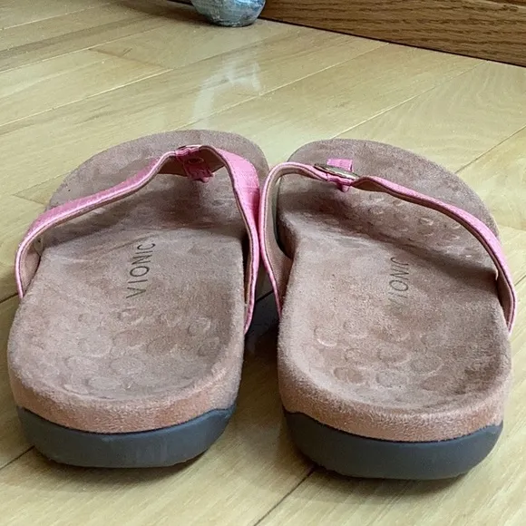 Vionic pink Hilda woven flip flop sandals. Women’s size 10