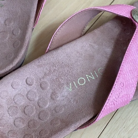 Vionic pink Hilda woven flip flop sandals. Women’s size 10