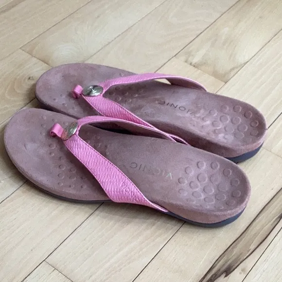 Vionic pink Hilda woven flip flop sandals. Women’s size 10