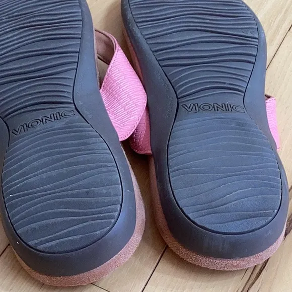 Vionic pink Hilda woven flip flop sandals. Women’s size 10