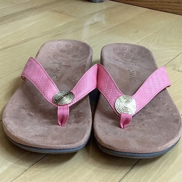 Vionic pink Hilda woven flip flop sandals. Women’s size 10