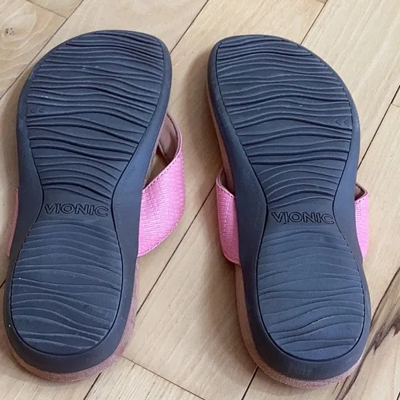 Vionic pink Hilda woven flip flop sandals. Women’s size 10