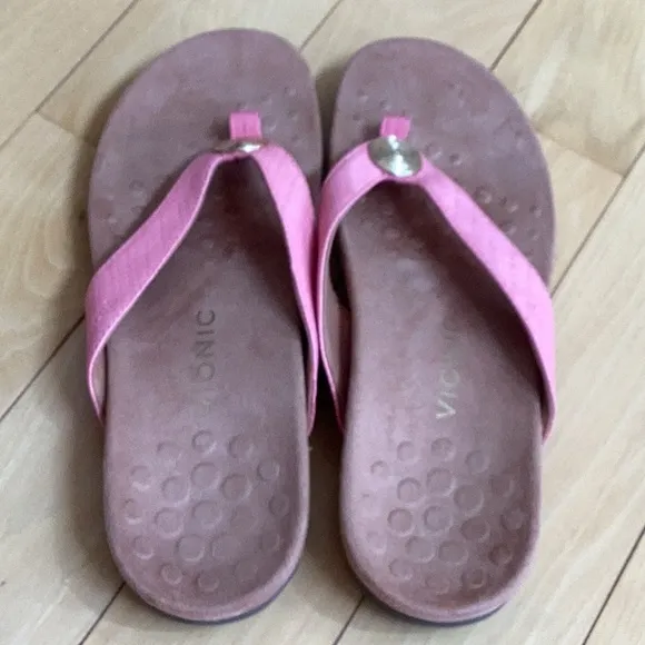 Vionic pink Hilda woven flip flop sandals. Women’s size 10