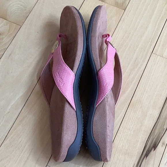 Vionic pink Hilda woven flip flop sandals. Women’s size 10