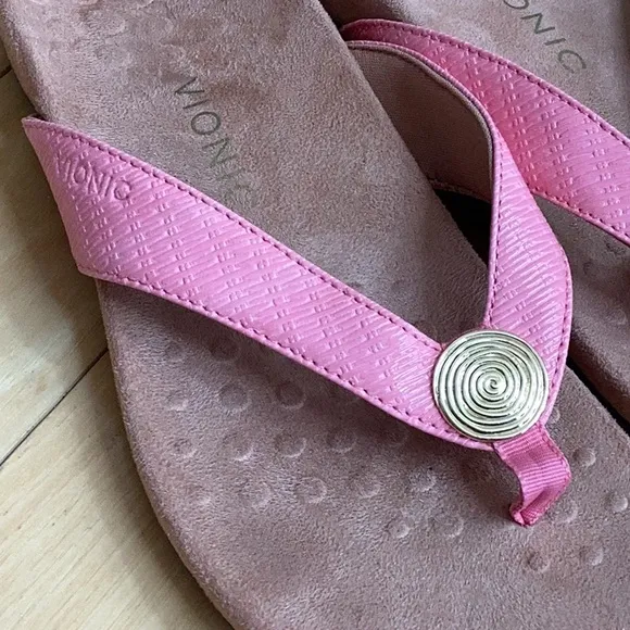 Vionic pink Hilda woven flip flop sandals. Women’s size 10