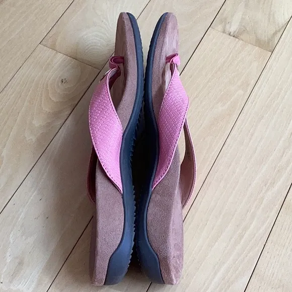 Vionic pink Hilda woven flip flop sandals. Women’s size 10