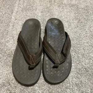 Vionic sandals mens 11 brown orthotic tide flip flop vacation beach comfort