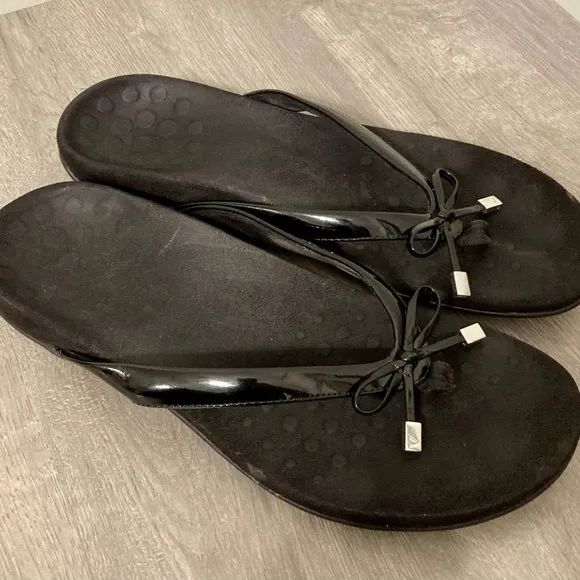 Vionic Women's Bella II Black Patent Leather Bows Flip Flops Sandals Sz 9-9.5