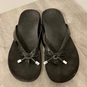 Vionic Women's Bella II Black Patent Leather Bows Flip Flops Sandals Sz 9-9.5