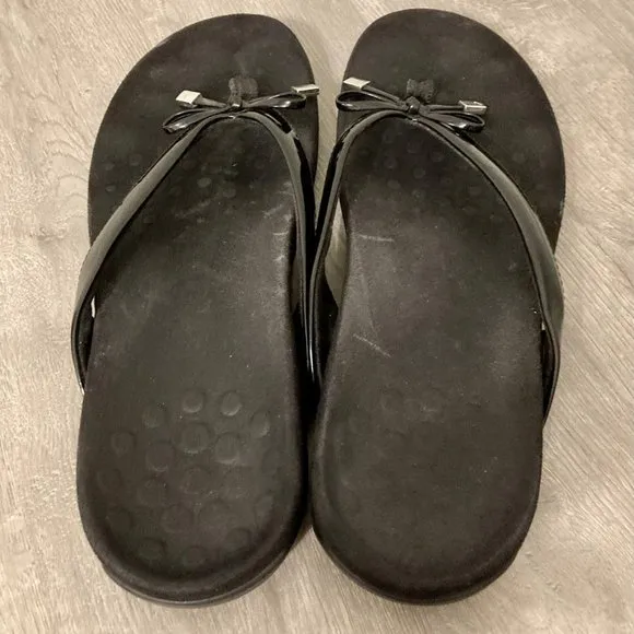 Vionic Women's Bella II Black Patent Leather Bows Flip Flops Sandals Sz 9-9.5