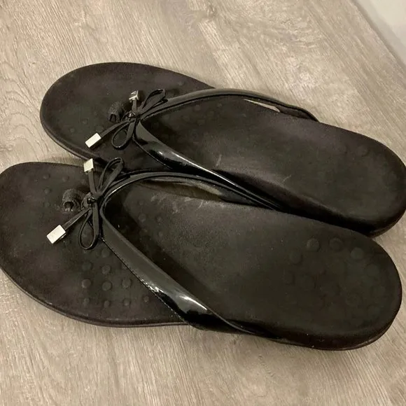 Vionic Women's Bella II Black Patent Leather Bows Flip Flops Sandals Sz 9-9.5