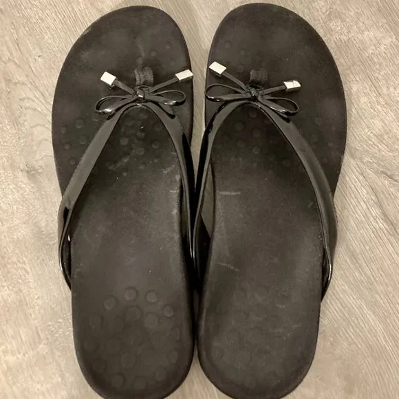 Vionic Women's Bella II Black Patent Leather Bows Flip Flops Sandals Sz 9-9.5