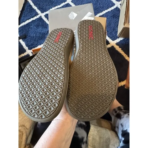Vionic Women's Sandals Tide Aloe Toe-Post Flip-Flops Shoes Size 9 Gold Comfort