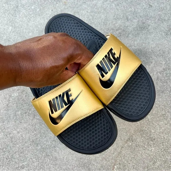WMNS NIKE BENASSI SLIDES JUSTDO IT BLACK METALLIC GOLD JDI