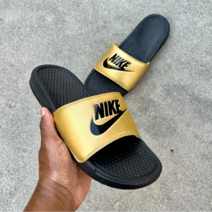 WMNS NIKE BENASSI SLIDES JUSTDO IT BLACK METALLIC GOLD JDI