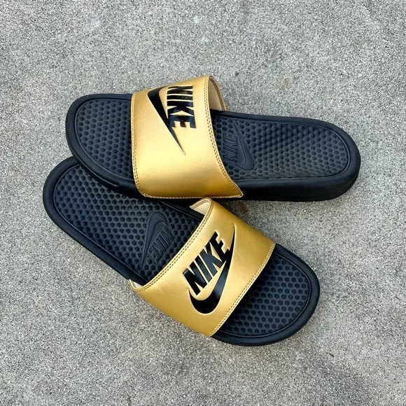 WMNS NIKE BENASSI SLIDES JUSTDO IT BLACK METALLIC GOLD JDI