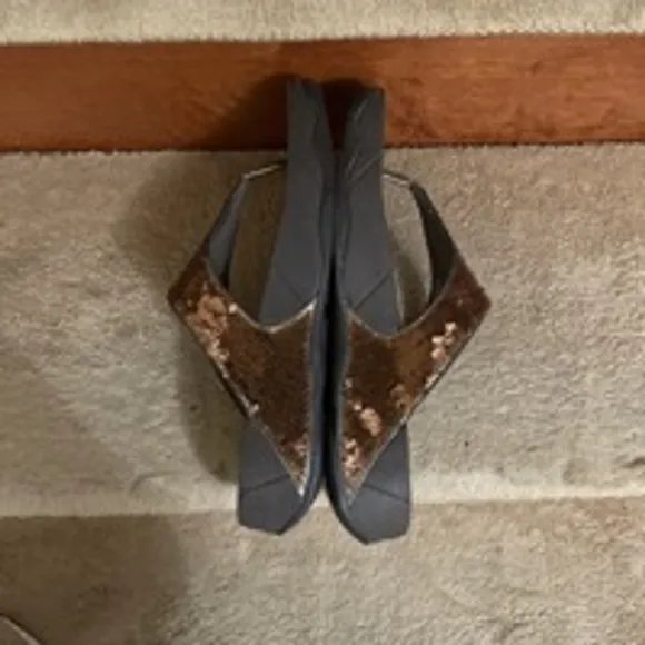Women's Fitflop Sandals Brown &amp; Gold Sequin Flip Flops Size 9 Excellent Conditio