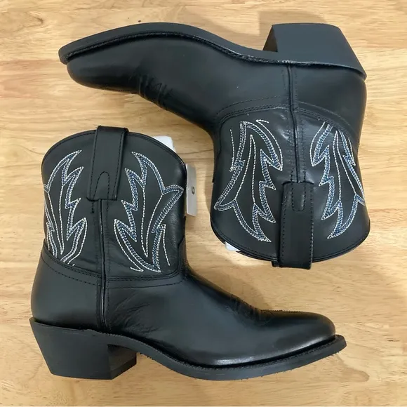 Women’s Short Cowboy Boots Black Leather Boots NWOB Size 6 Soto Janis