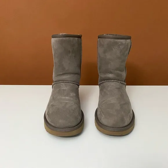 Women’s Ugg classic short II