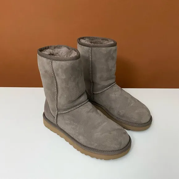 Women’s Ugg classic short II
