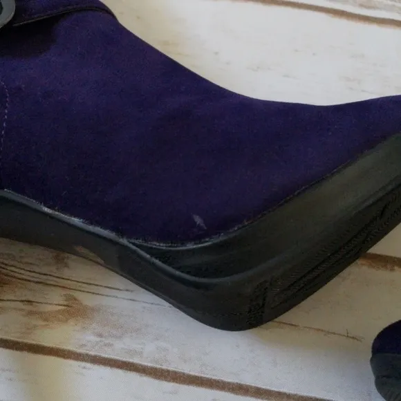 Worthington Chantal purple heeled boots with gold buckle
