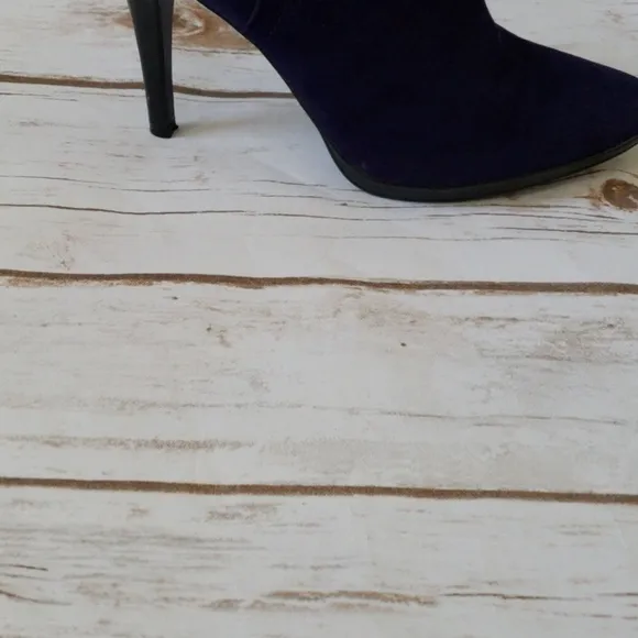 Worthington Chantal purple heeled boots with gold buckle
